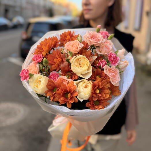 Осенний букет из хризантемы и кустовых роз
