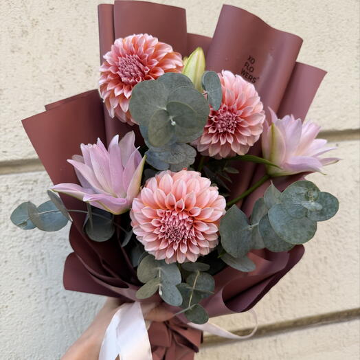 Букет с кустовой пионовидной лилией, георгинами и эвкалиптом от XOFLOWERS