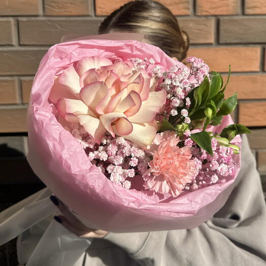 Букет комплимент с французской розой, диантусом и альстромерией