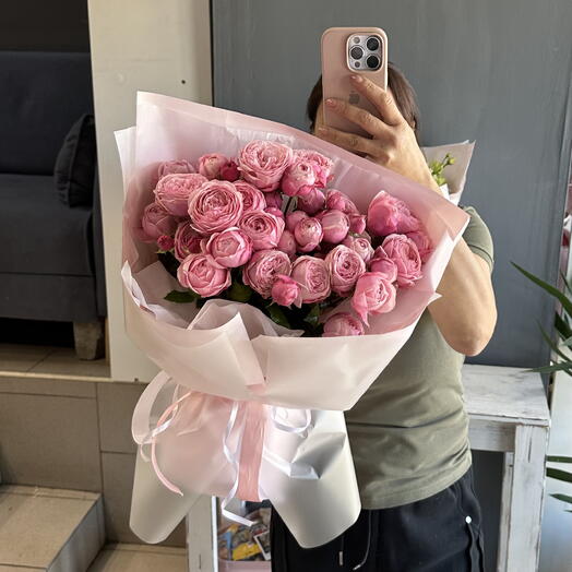 Букет нежных кустовых пионовидных роз Сильва Пинк💕