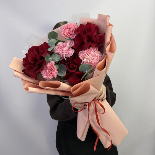 Красные розы с диантусами 🌸