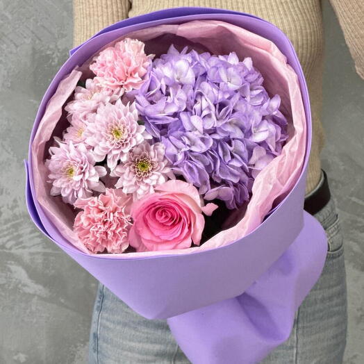 Сиренево-розовый букет с гортензией, розой, диантусами и хризантемой💕
