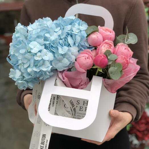 🌸🌸🌸Сумочка fresh flowers с голубой гортензией и пионовидными кустовыми розами