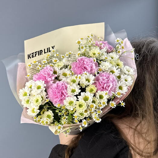 Нежный букет-комплимент из ромашек и гвоздик