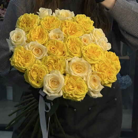 25 пионовидных роз микс под ленту 💛