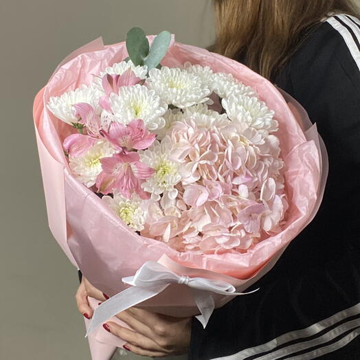 Нежный, пышный букет с Гортензией, хризантемой и альстромерией
