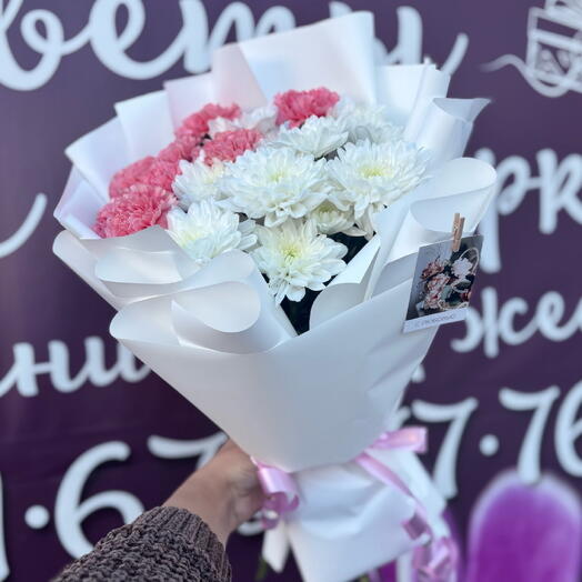 Нежно - розовый букетик с хризантемой
