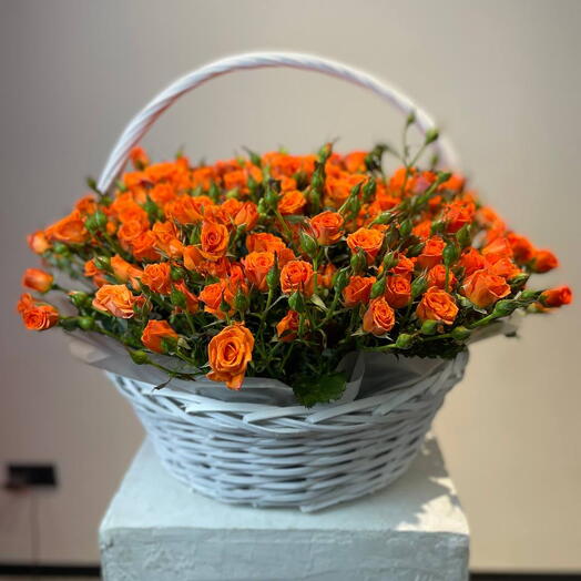 Корзина из 51 оранжевой кустовой розы Алегрия 40 см