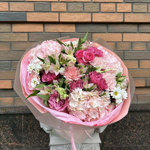 Авторский букет с гортензиями, пионовидными розами, альстромерией