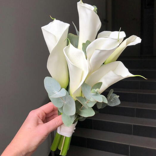 Букетик из белой каллы и веточек эвкалипта