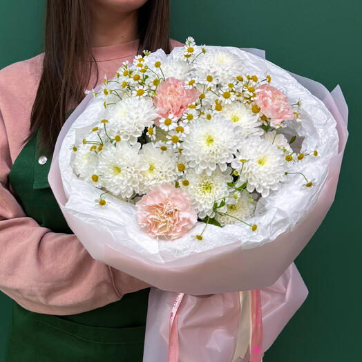 Круглый букет с хризантемой, мелкой ромашкой и диантусами 🌸