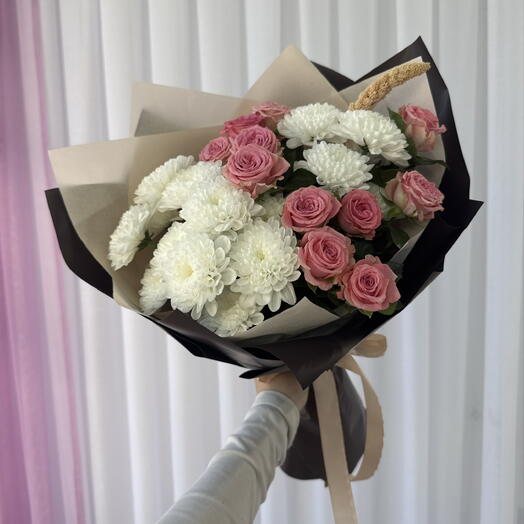 «Розовые кустовые розы и белые хризантемы» 🌸🤍