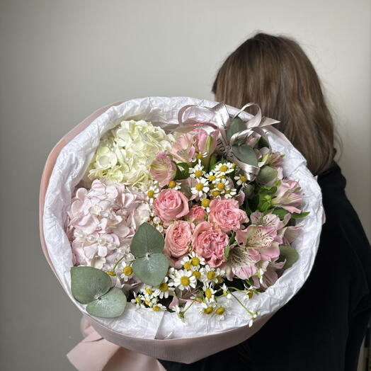 Букет «микс» с гортензией, розой кустовой пионовидной, альстромерией, ромашкой и эвкалиптом