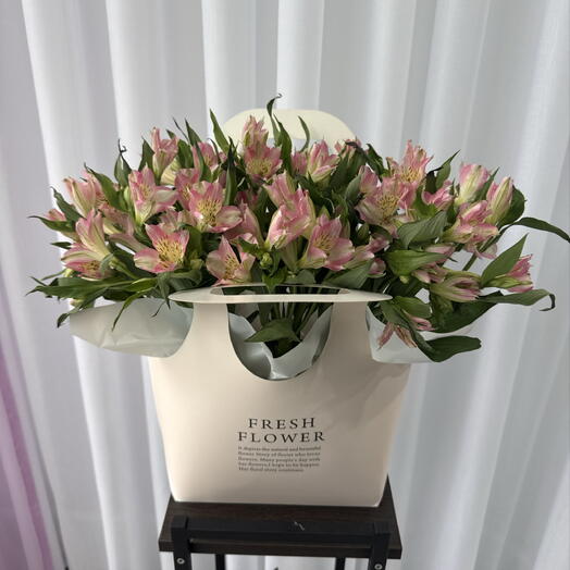 «Розовые альстромерии в картонной сумке» 🌸👜