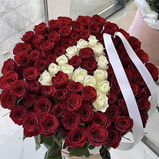 Композиция из 101 розы с буквой