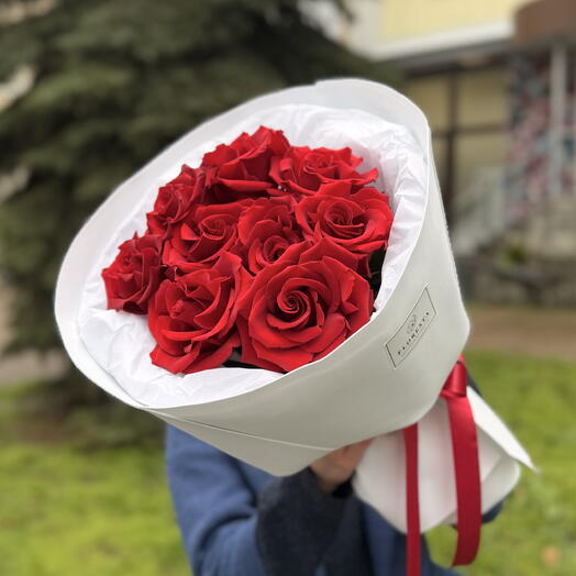 Круглый букет из красных роз