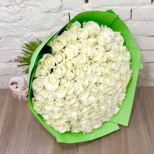 Bouquet of 101 white roses in craft