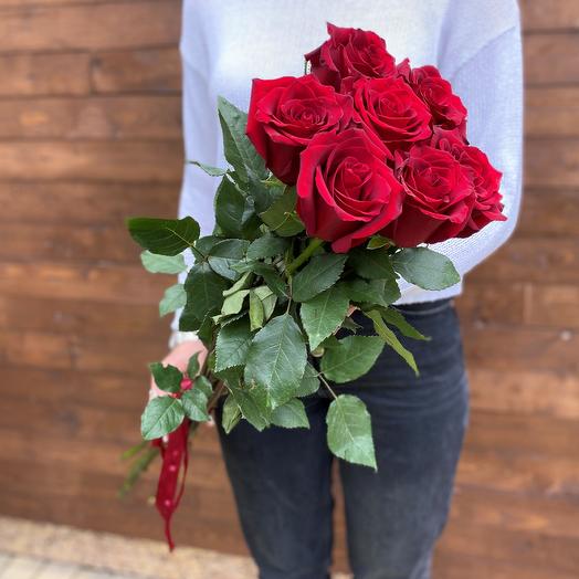 7 rosas rojas clásicas debajo de la cinta