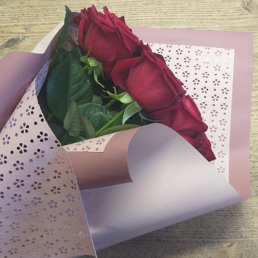 9 red roses in the design