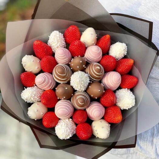 Роскошный сладкий букет клубники в шоколаде