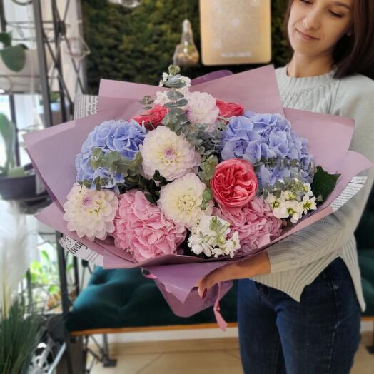 Ramo de Hortensias, Mattiol y Rosas