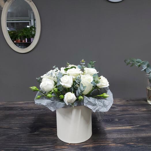 Rosas blancas con eucalipto