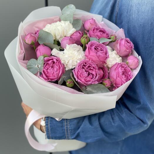 Bouquet of peony-shaped roses and carnations