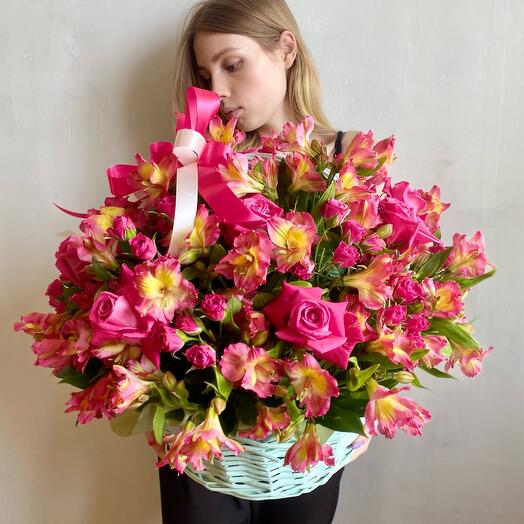 Cesta con alstroemeria y rosas🌺