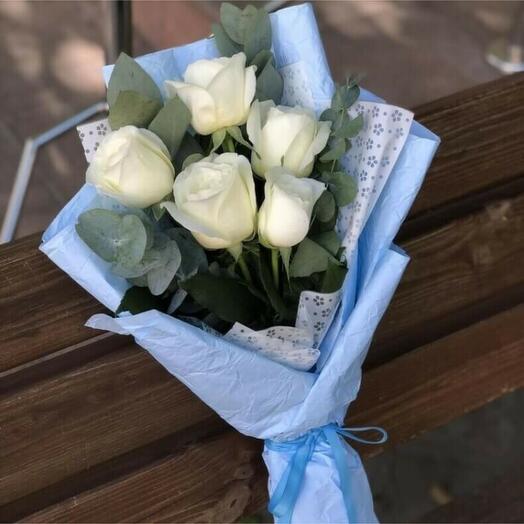 Ramo de 5 rosas blancas con vegetación