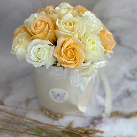 Букет из 19 мыльных роз в персиковых оттенках