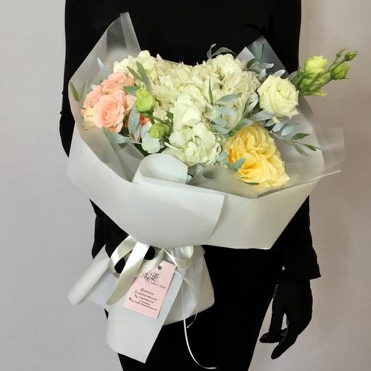 Ramo con hortensias y rosas "Primera cita"