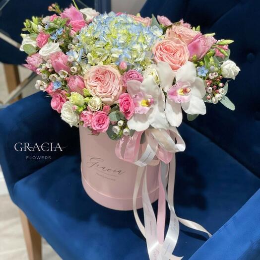Caja de sombreros con orquídeas y hortensias