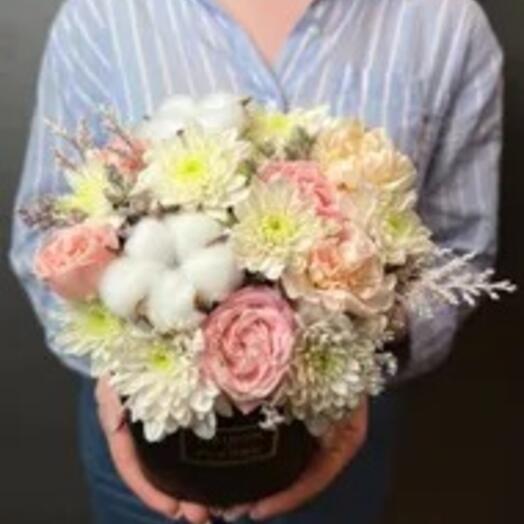 Arreglo, flores en Caja negra MINI con crisantemo, rosa peonía, algodón y Dianthus