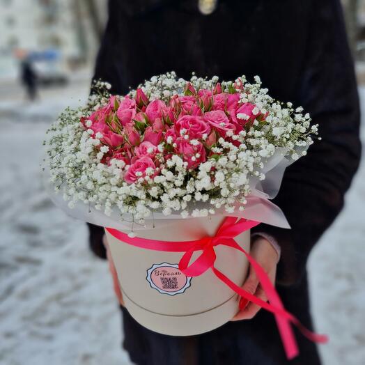 Сердце из розовых кустовых роз и гипсофилы