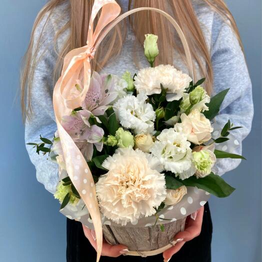 Composition of Bush Roses, Dianthus and Lisianthus
