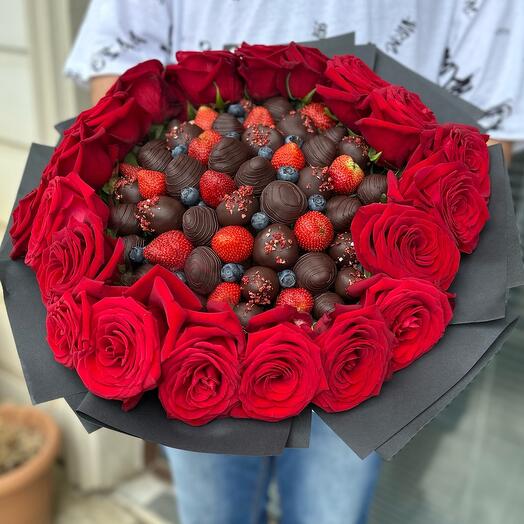 Клубника в шоколаде с красными розами