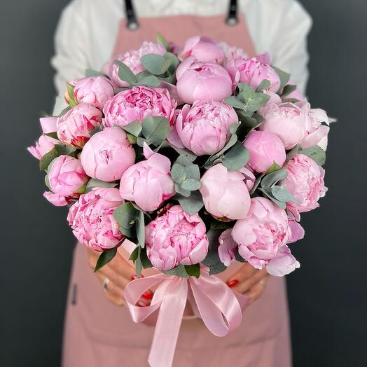 Ramo de Peonías Rosadas y Eucalipto en una Caja de sombrero grande (25 piezas)