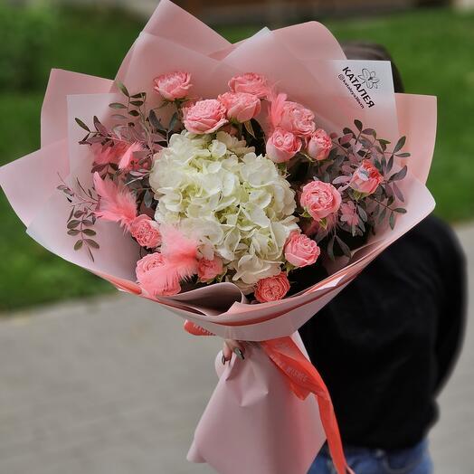 Букет с гортензией и кустовыми розами