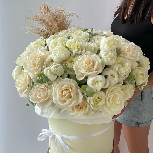 Коробка с пионами и розами 80см×60см