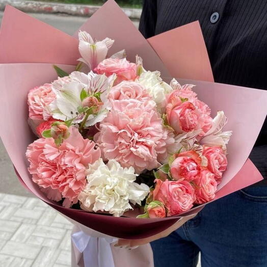 Bouquet with alstroemeria and bush roses