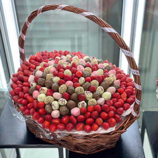 Корзинка с клубникой