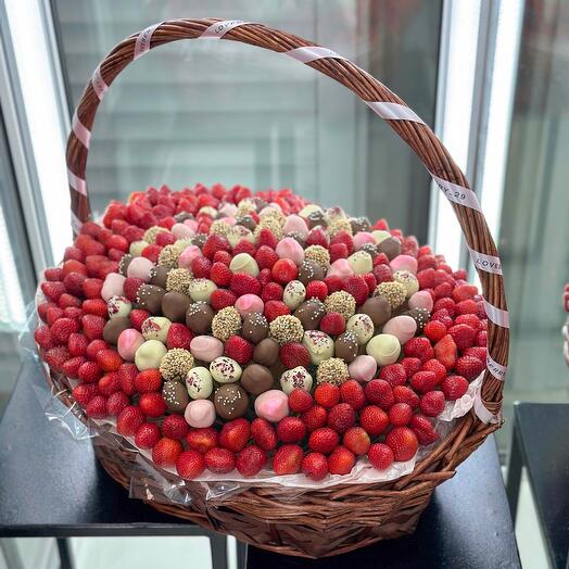 Корзинка с клубникой