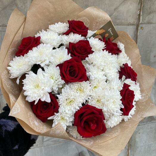 Bouquet of red roses with chrysanthemum