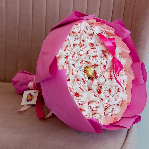 Нежный Букет: Raffaello с Ferrero Rocher в центре