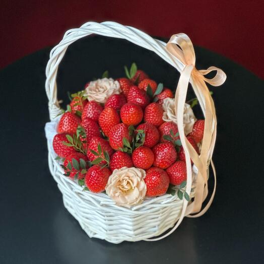 Cesta de fresas y rosas 23 cm