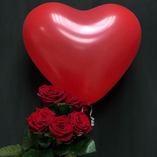 Красные розы с шарами в виде сердца ♥️
