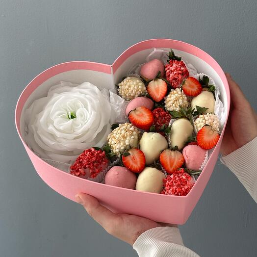 Сердце с клубникой и свечей