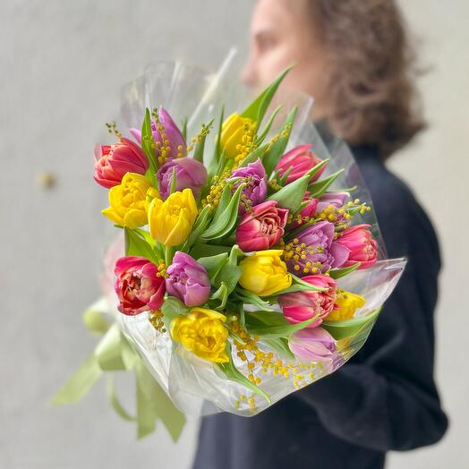 Яркий букет из 21 тюльпана с мимозой