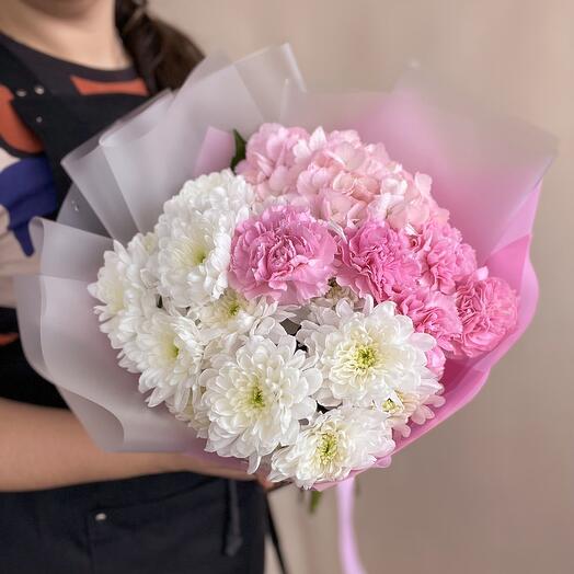 Delicado ramo blanco y rosa con hortensias, crisantemos y claveles