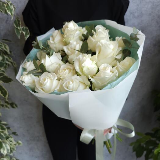 Rosas blancas con eucalipto 19 piezas en una decoración elegante